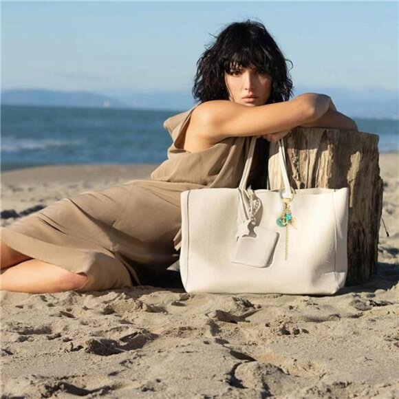 Ocean-Inspired Gold Keychain. - Picture 4 of 5